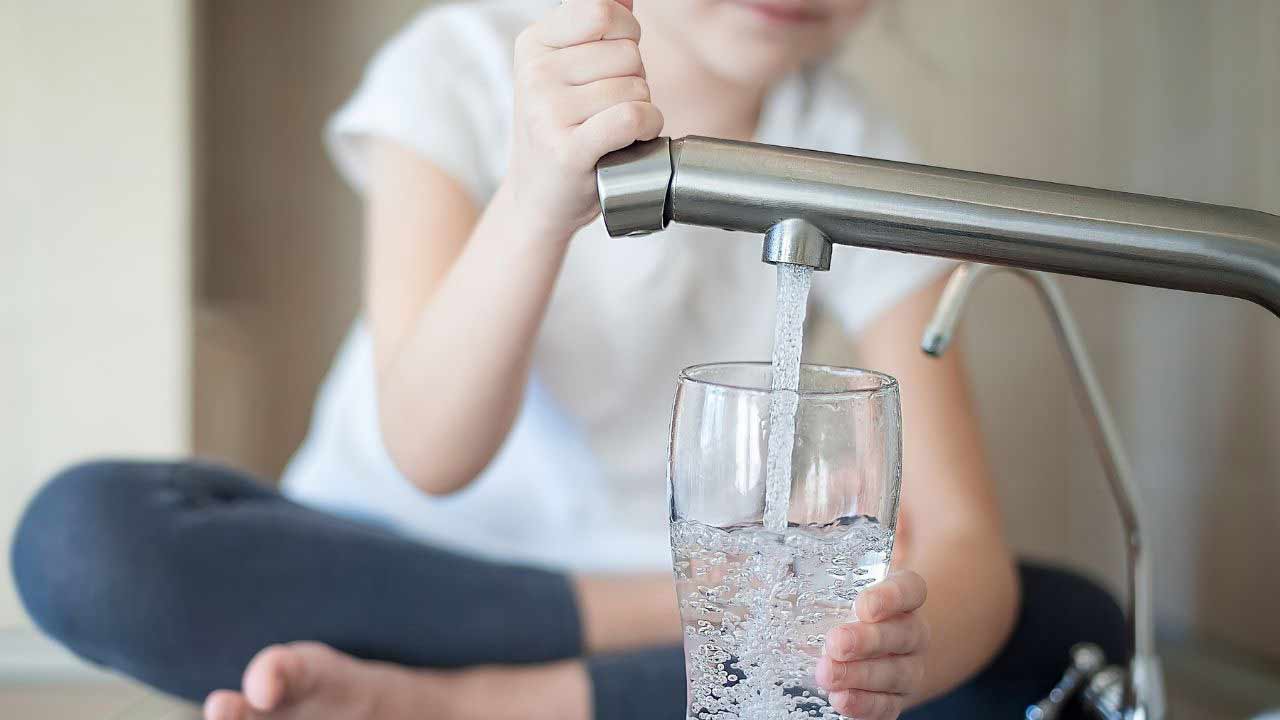 https://www.momlifetv.com/wp-content/uploads/2021/01/hydrated-kids.jpg